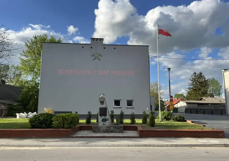 OSP Drohiczyn dziękuje lokalnemu przedsiębiorcy za wsparcie zakupu węży sportowych