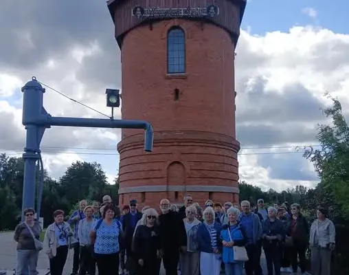 Turyści z Mazowsza odkrywają zabytki kolejowe w Nurcu-Stacji