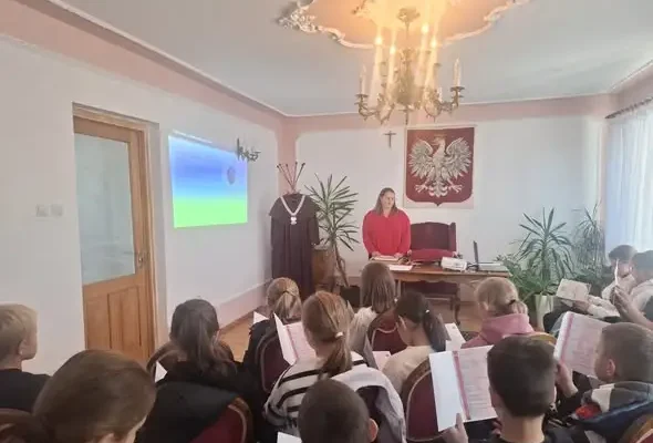 Trzecioklasiści z Dziadkowic odkrywali tajniki pracy Urzędu Stanu Cywilnego