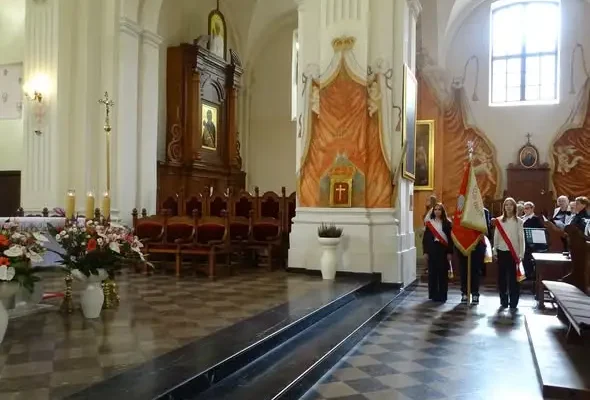 Drohiczyn: Uczniowie oddali hołd poległym i poświęcili nowy krzyż na cmentarzu parafialnym