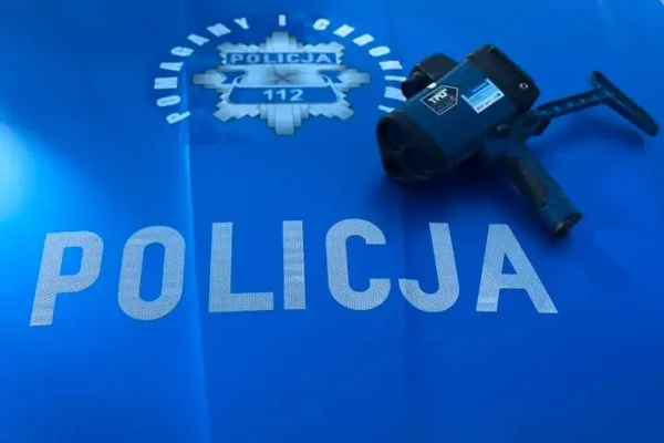 25-latka pędziła Mercedesem. Straciła prawo jazdy i dostała 3000 zł mandatu