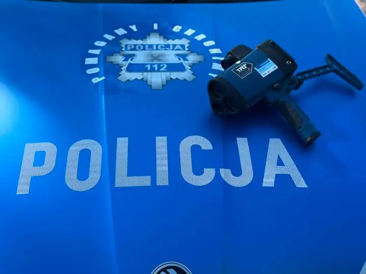25-latka pędziła Mercedesem. Straciła prawo jazdy i dostała 3000 zł mandatu