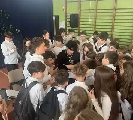 Youtuber Sam Pepper odwiedził szkołę – spotkanie pełne inspiracji