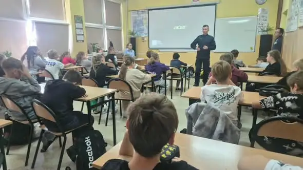 Uczniowie z klas 4a i 5a rozmawiali z policjantem o przemocy rówieśniczej