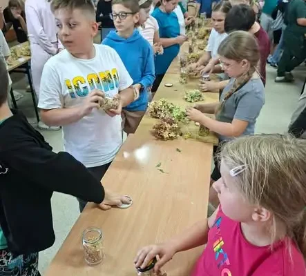 Dzień Edukacji Narodowej w szkole: skecz, „Familiada” i słoiki dobrej wymówki