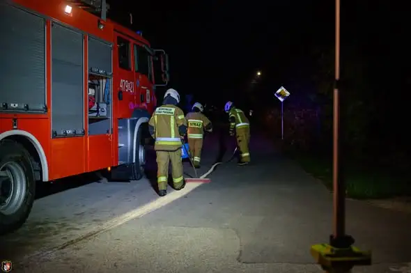 Plama oleju na drodze w Bujakach – akcja strażaków z Drohiczyna i Siemiatycz