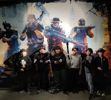 Klasa 4a z Białegostoku na wycieczce: laserowy paintball i trampoliny