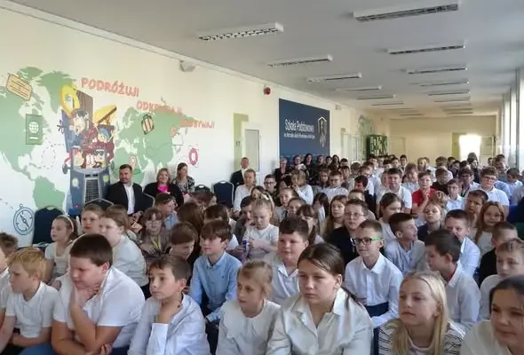 Dzień Edukacji Narodowej w szkole w Drohiczynie – uczniowie pokazali nauczycieli jako superbohaterów