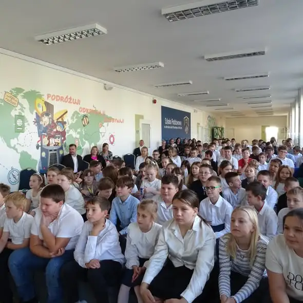 Dzień Edukacji Narodowej w szkole w Drohiczynie – uczniowie pokazali nauczycieli jako superbohaterów
